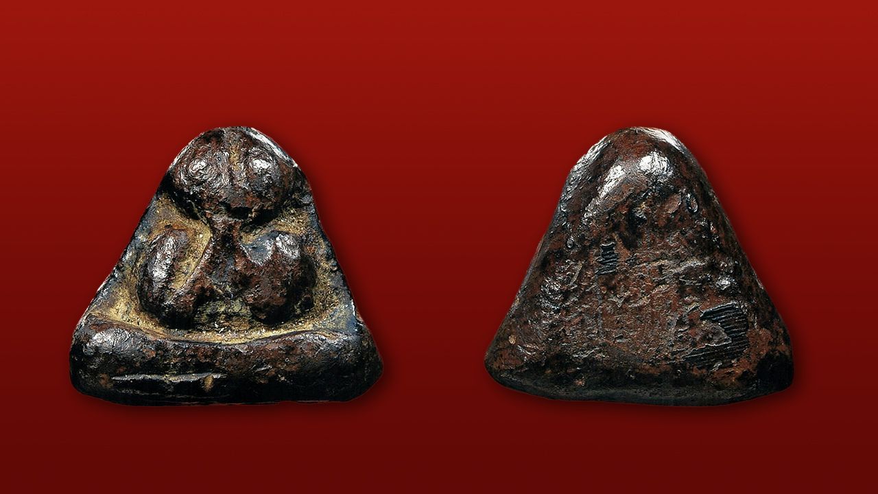 พระปิดตา เนื้อผงคลุกรักเคลือบรัก พิมพ์จิ๋ว หลวงพ่อแก้ว วัดเครือวัลย์ ของ ณฐพล ลาดกระบัง.