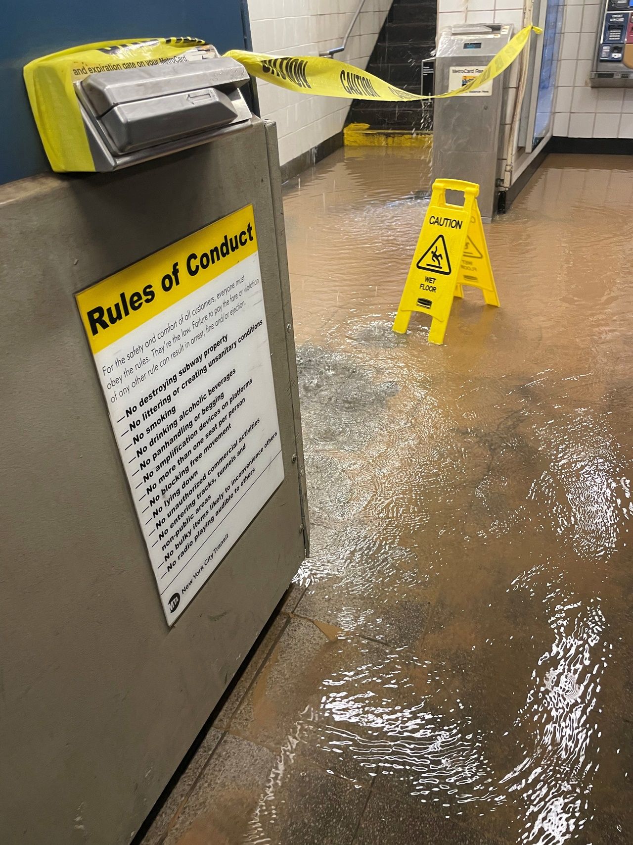 น้ำไหลลงไปยังสถานีรถไฟใต้ดินในย่านพาร์ก สโลป ในเมืองบรูคลิน