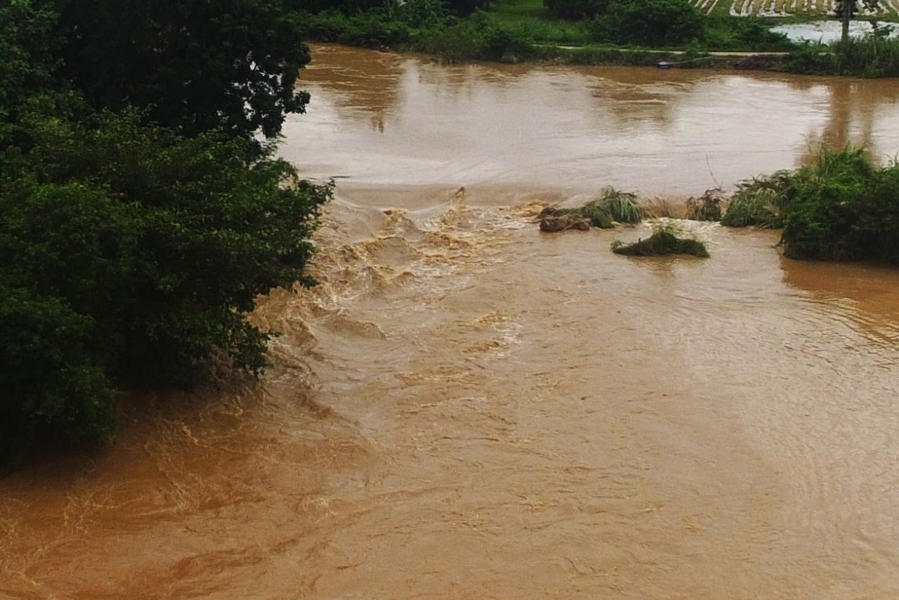 พนังกั้นน้ำพังเสียหาย