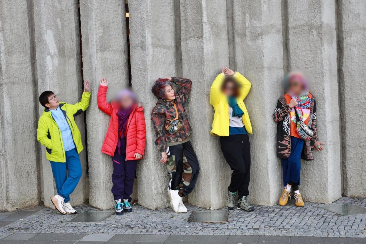 มัลลิกา จิระพันธุ์วาณิช สส. ลพบุรี พรรคภูมิใจไทย (คนริมซ้าย) และ แพทย์หญิงคุณหญิงพรทิพย์ โรจนสุนันท์ สว. (คนกลาง)