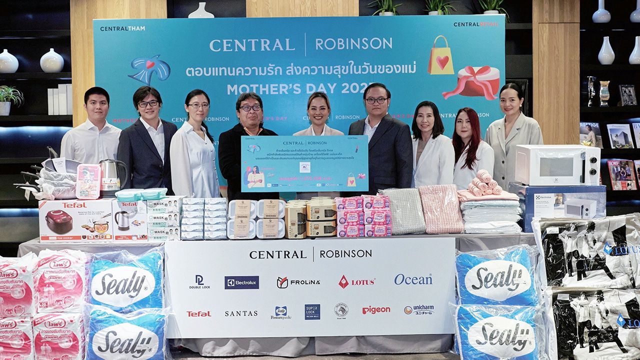 ให้คุณแม่ ตรีรนันท์ ลีฬหาวงศ์ มอบเงินและของใช้จำเป็นในแคมเปญ “Central/Robinson Mother’s Day 2023” มูลค่า 1,373,438 บาท ให้ สุรเดช เจตกรุณา เพื่อยกระดับคุณภาพชีวิตคุณแม่ผู้สูงอายุด้อยโอกาสทั่วประเทศ โดยมี กันตพัฒน์ ยังวาณิช มาร่วมมอบด้วย ที่เซ็นทรัล ชิดลม วันก่อน.