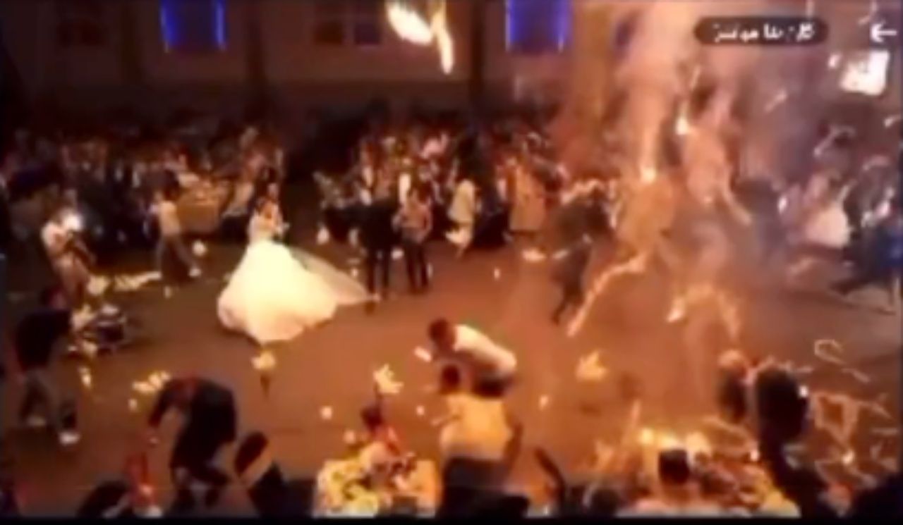 คลิปบันทึกเหตุการณ์เกิดไฟไหม้สยองในงานแต่งงานของสองบ่าวสาว ที่จังหวัดนิเนเวห์ ทางภาคเหนือของอิรัก เมื่อค่ำคืนของวันอังคารที่ 26 ก.ย. ทำให้มีผู้เสียชีวิตอย่างน้อย 114 ศพ บาดเจ็บกว่า 200 คน