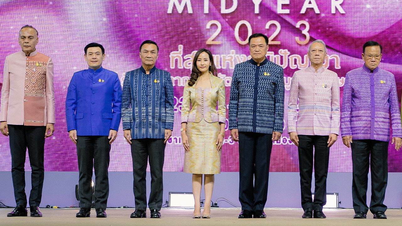 โอทอป อนุทิน ชาญวีรกูล รมว.มหาดไทย เปิดงาน “OTOP Midyear 2023” สินค้าหนึ่งตำบลหนึ่งผลิตภัณฑ์จากทั่วประเทศ จัดถึง 1 ต.ค. โดยมี พิพัฒน์ รัชกิจประการ, ชาดา ไทยเศรษฐ์, สันติ พร้อมพัฒน์ และ ทรงศักดิ์ ทองศรี มาร่วมงานด้วย ที่อิมแพ็ค เมืองทองธานี วันก่อน.