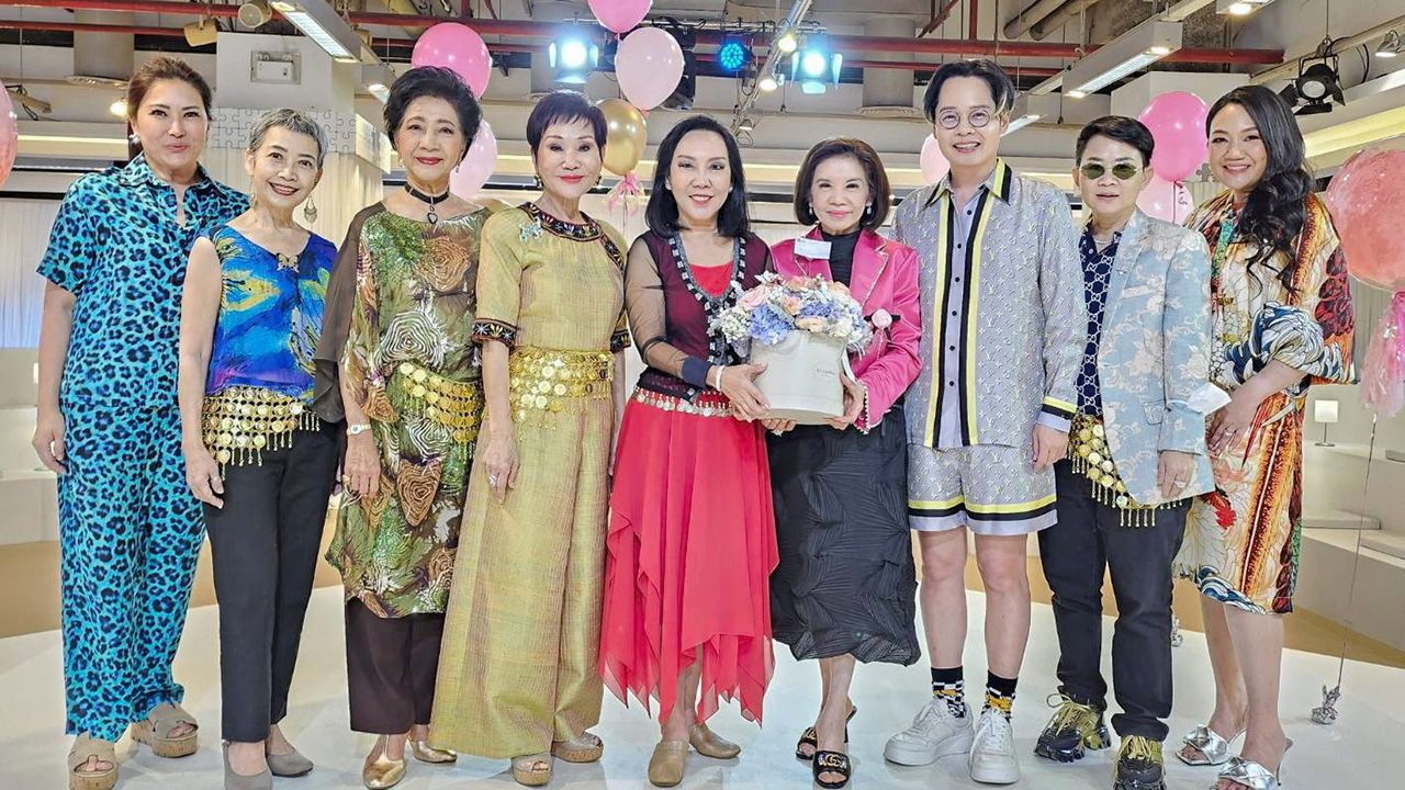 เบิร์ธเดย์  -  สุริยน–เมก้า ศรีอรทัยกุล จัดเซอร์ไพรส์วันเกิดให้ รุจิตร สุธนะเสรีพร โดยมี คุณหญิงชดช้อย โสภณพนิช, คุณหญิงผะอบทิพย์ ศาตะมาน, ม.ร.ว.อุษณิษา สุขสวัสดิ์, สุรีย์ รัตนหิรัญญา, นุชนาถ ระวีแสงสูรย์ และ ปรียามล ธนวิสุทธิ์ มาร่วมอวยพรด้วย ที่เซ็นทรัลชิดลม วันก่อน.