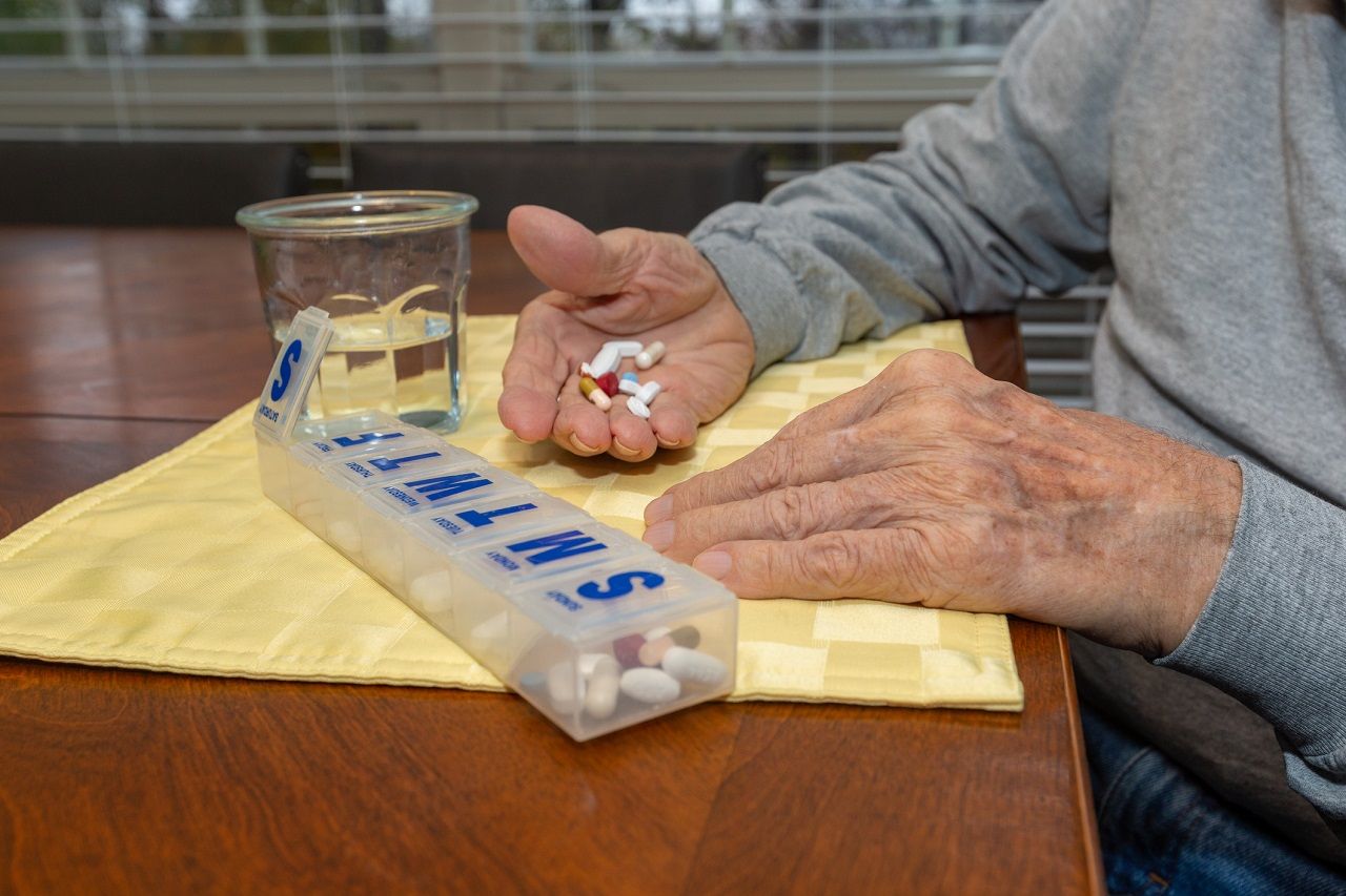 การเก็บยาในกล่อง ซึ่งแบ่งบรรจุสำหรับแต่ละมื้อ แต่ละวัน หรือสัปดาห์ หากเป็นยาบรรจุอยู่ในแผงให้ตัดแผงยาตามเม็ด และเอายาออกจากแผงเมื่อต้องกินเท่านั้น ภาพจาก iStock