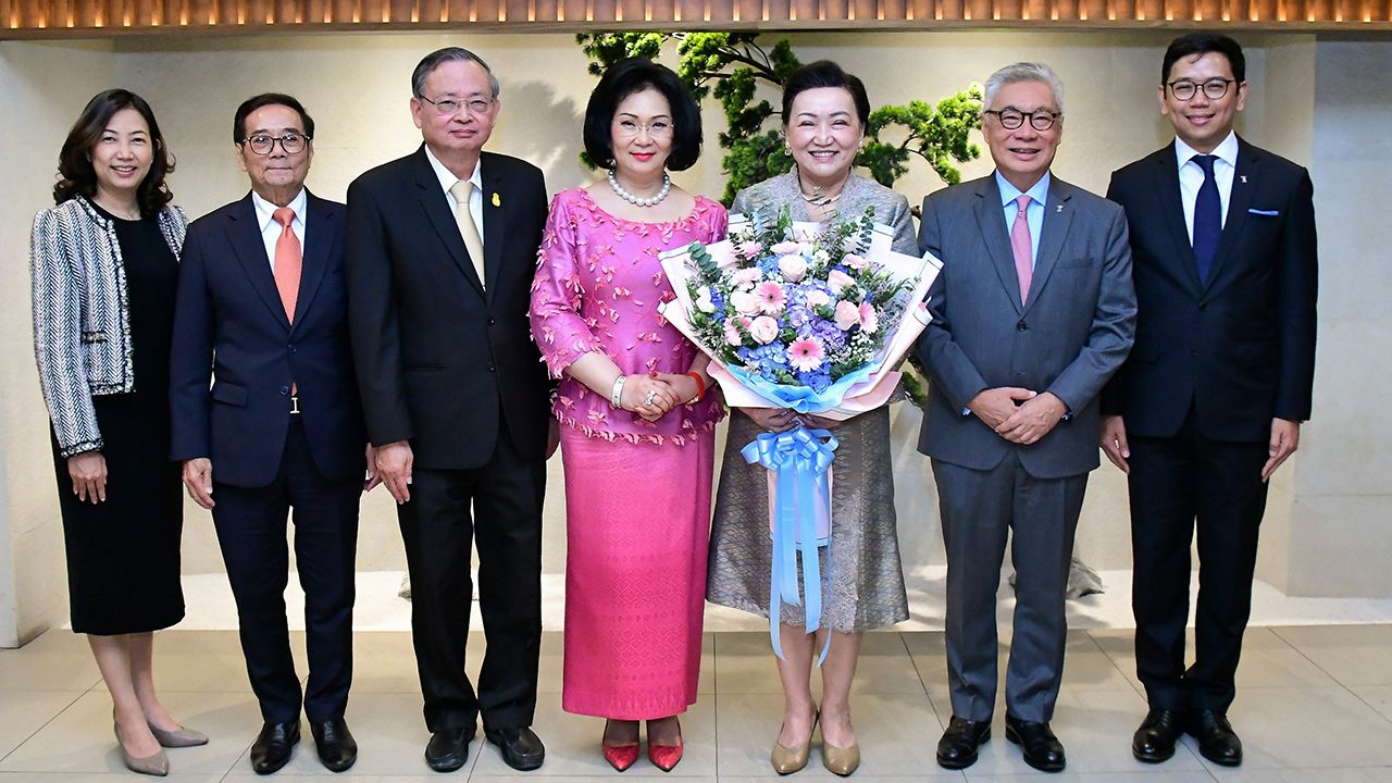 ดีใจด้วย - คุณหญิงปัทมา ลีสวัสดิ์ตระกูล จัดงานเลี้ยงแสดงความยินดีให้ อโนชา ชีวิตโสภณ ในโอกาสได้เป็นประธานศาลฎีกา โดยมี ศ.ดร.กิตติพงษ์ กิตยารักษ์, เข็มชัย ชุติวงศ์, อดิศักดิ์ ภาณุพงศ์, ดร.พิเศษ สอาดเย็น และ ดร.อณูวรรณ วงศ์พิเชษฐ์ มาร่วมงานด้วย ที่ รร.อโนมาแกรนด์ วันก่อน.