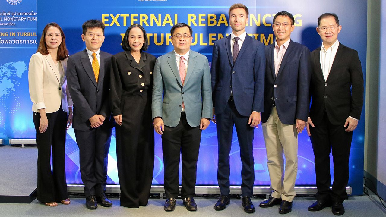 สกุลเงินโลก - ศ.ดร.วิเลิศ ภูริวัชร จัดงานเสวนาเรื่อง “External rebalancing in turbulent time” ความผันผวนของสกุลเงินต่อพลวัตการเปลี่ยนแปลงโลก โดยมี รศ.ดร.พรอนงค์ บุษราตระกูล และ ผศ.ดร.รุ่งเกียรติ รัตนบานชื่น มาร่วมงานด้วย ที่คณะพาณิชยศาสตร์และการบัญชี จุฬา วันก่อน.