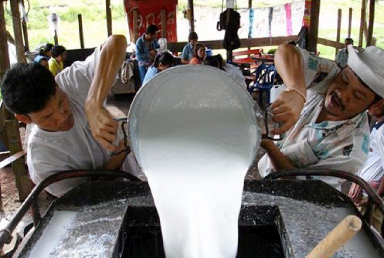 เทน้ำยางพารา ภาพจากแฟ้มข่าว