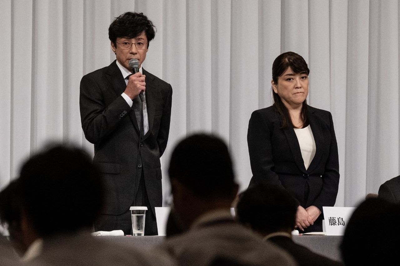 จูลี เคย์โกะ ฟูจิชิมา (อดีต) ประธานบริษัท Johnny & Associates Inc. (ขวา) “โนริยูกิ ฮิงาชิยามา” (Noriyuki Higashiyama) ประธานคนใหม่ (ซ้าย)