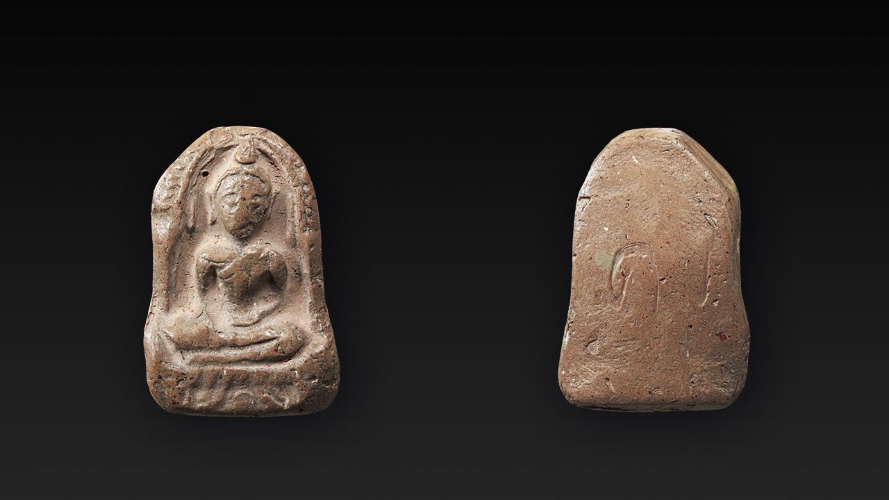 พระพิมพ์ซุ้มกอใหญ่ (ตื้น) หลวงพ่อโหน่ง วัดอัมพวัน ของ ดร.ณัฐธัญ มณีรัตน์.