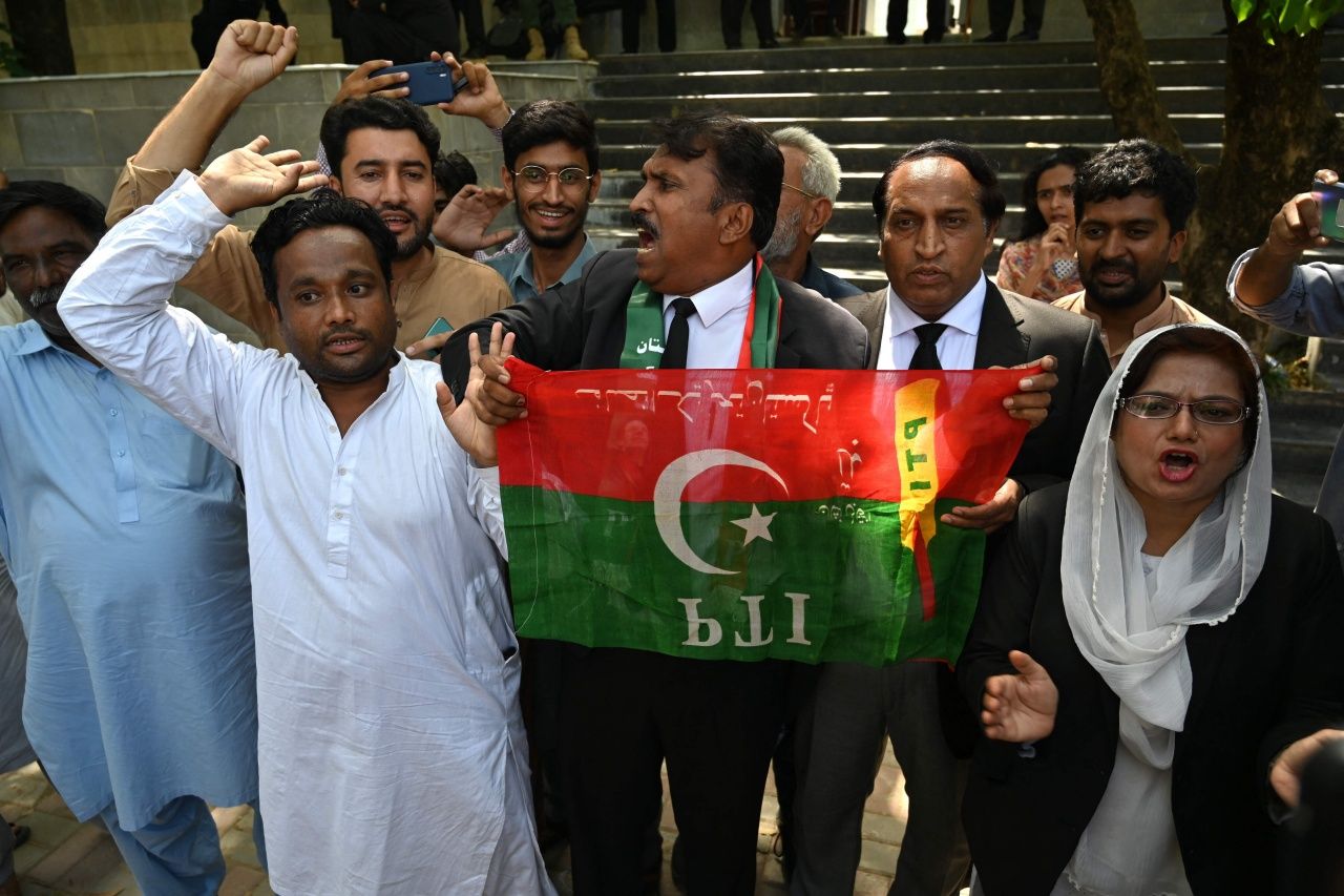 ทีมทนายความและบรรดาผู้สนับสนุนนายอิมราน ข่านอดีตนายกรัฐมนตรีปากีสถาน แสดงความดีใจ หลังศาลสั่งพักโทษนายอิมราน ข่านถูกจำคุก 3 ปีในคดีทุจริตคอร์รัปชั่น เมื่อ 29 ส.ค.2566