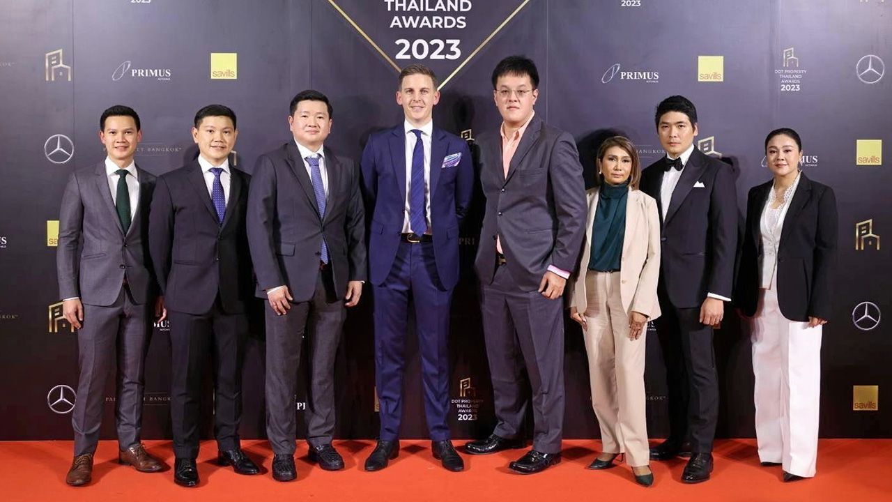 ให้รางวัล - อดัม ซัตคลิฟฟ์ จัดงานมอบรางวัล “Dot Property Thailand Awards 2023” ให้บริษัทอสังหาริมทรัพย์มีผลงานโดดเด่น โดยมี ณัฐพล ลัคนลาวัณย์, เจนวิทย์ พงศ์จรรยานุกูล, ฐิติวัฒก์ อรรถญาณสกุล และ ปรีดิกร บูรณุปกรณ์ มารับรางวัลด้วย ที่โรงแรมพาร์ค ไฮแอท วันก่อน.