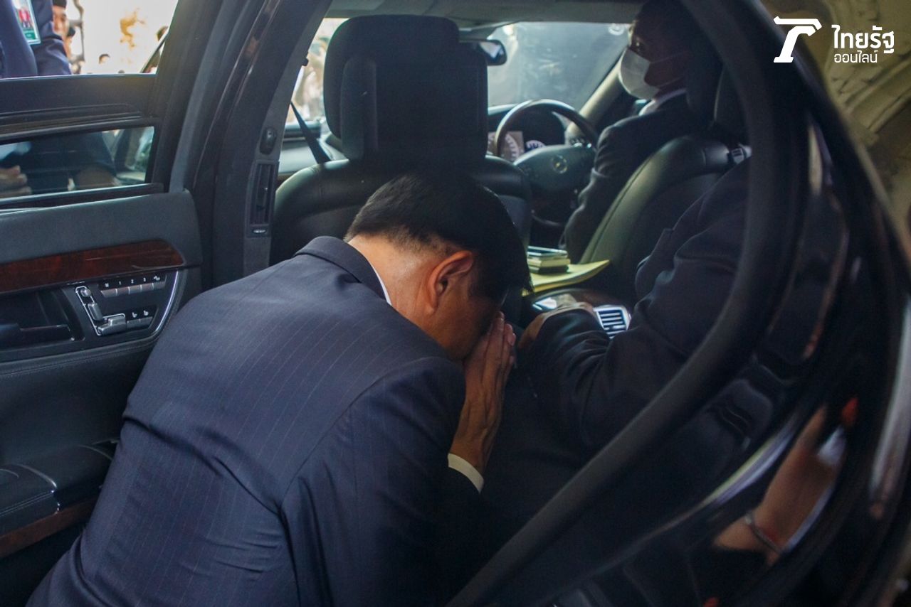 นายพีระพันธุ์ สารัฐวิภาค เลขาธิการนายกรัฐมนตรี ก้มกราบลงตัก พล.อ.ประยุทธ์ ก่อนเดินทางออกจากทำเนียบรัฐบาล