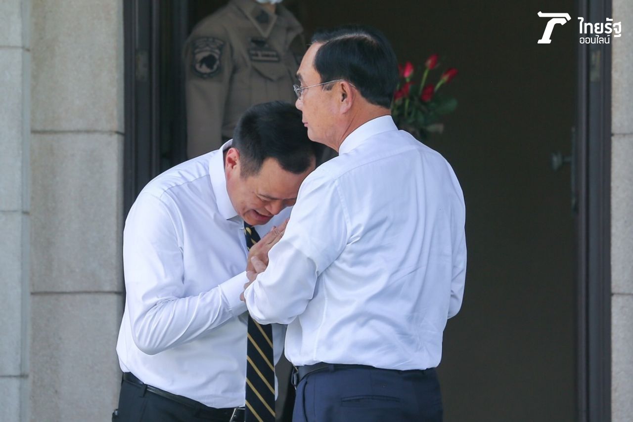 นายอนุทิน ชาญวีรกูล หัวหน้าพรรคภูมิใจไทย กราบลาที่อก พล.อ.ประยุทธ์