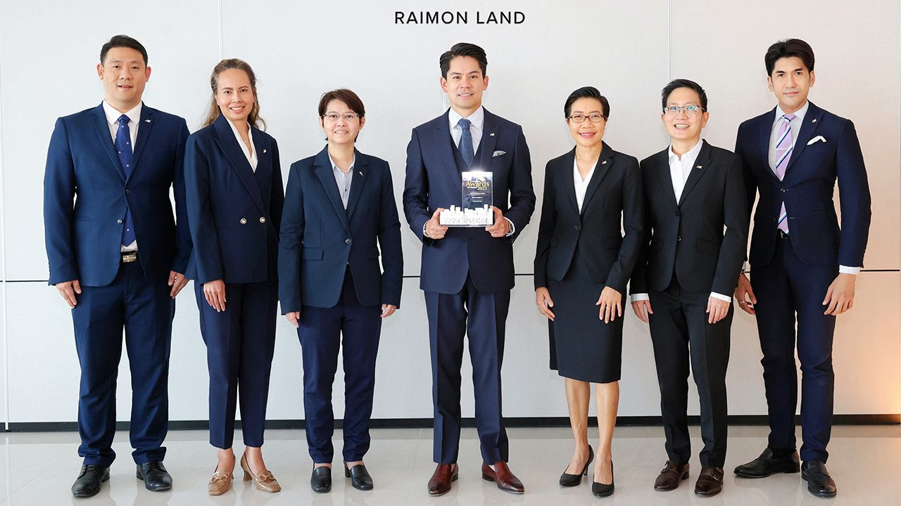 ยอดเยี่ยม กรณ์ ณรงค์เดช รับรางวัล “Best Exposure Condo” ดีไซน์ด้านสถาปัตยกรรมภายนอกคอนโดมิเนียมยอดเยี่ยมของโครงการ เทตต์ สาทร ทเวลฟ์ โดยมี ปลื้มจิตต์ ไชยา, มณีกาญจน์ วุฒิกุลเลิศ และ กฤษฎิ์ ลิขิตบรรณกร มาร่วมปลื้มด้วย ที่อาคาร OCC เพลินจิต วันก่อน.