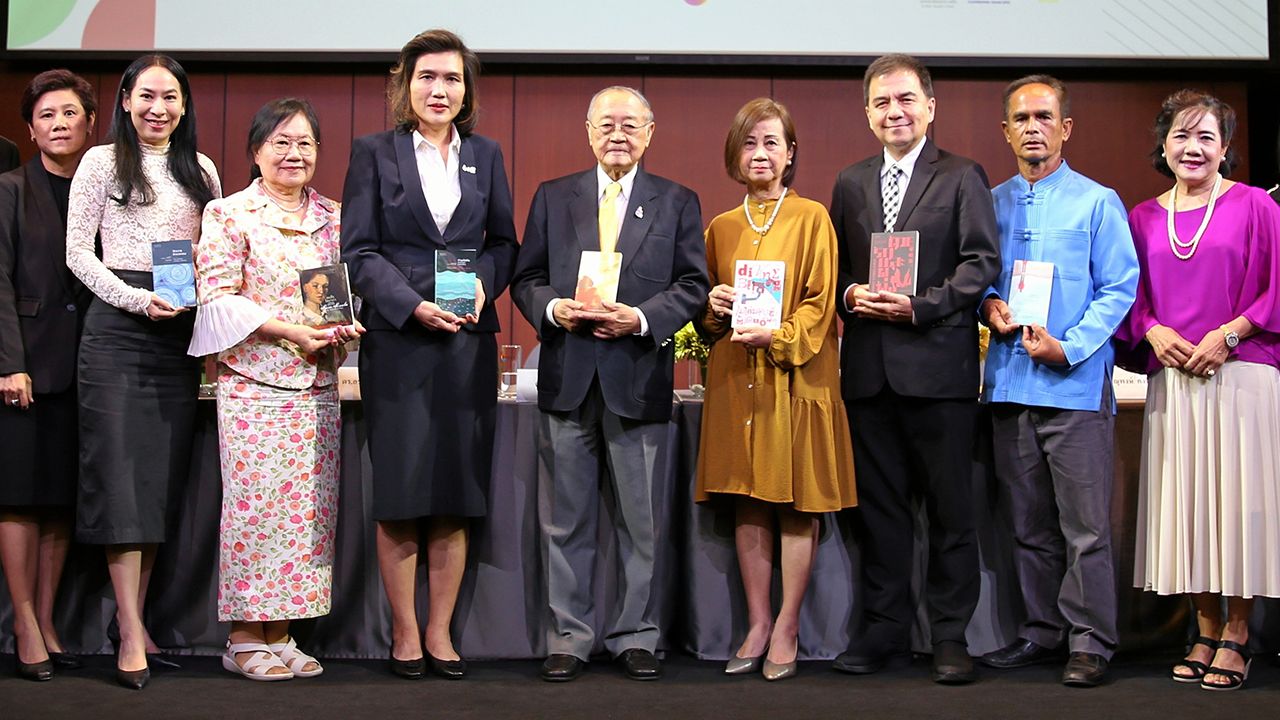 โปรดทราบ ดร.สุเมธ ตันติเวชกุล แถลงข่าวประกาศผลรางวัลซีไรต์ ประเภทรวมเรื่องสั้น ประจำปี 2566 ผ่านเข้ารอบคัดเลือก 7 เรื่อง โดยมี นิติกร กรัยวิเชียร, สรญา ประทุมวงษ์ และ รศ.ดร.ตรีศิลป์ บุญขจร มาร่วมแถลงด้วย ที่ห้อง Auditorium อาคาร CW Tower วันก่อน.