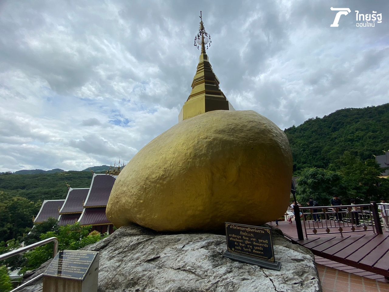 พระธาตุอินทร์แขวน (องค์จำลอง)