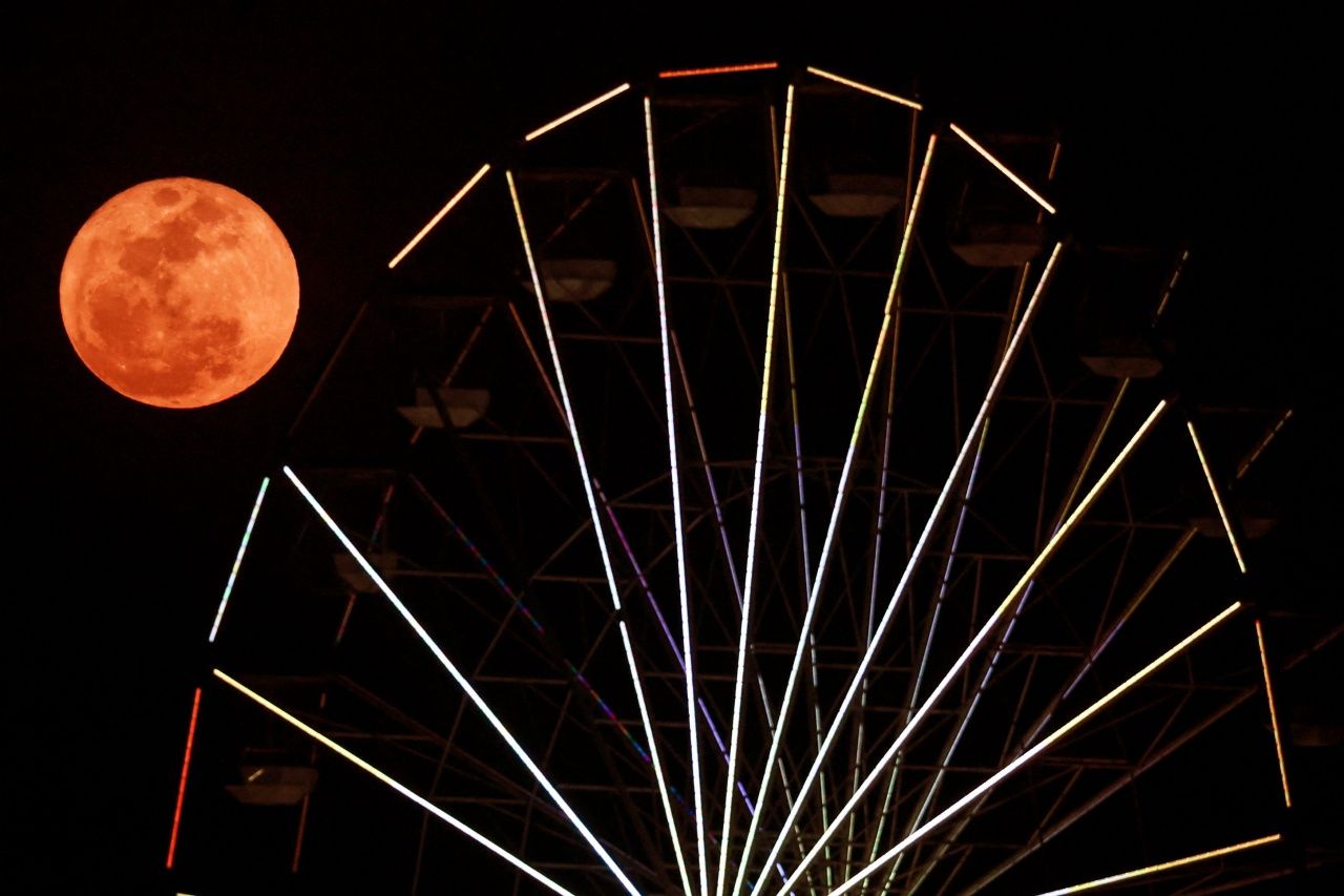 ซุปเปอร์บลูมูน เบื้องหลังชิงช้าสวรรค์ เมืองดาร์วิน ประเทศออสเตรเลีย