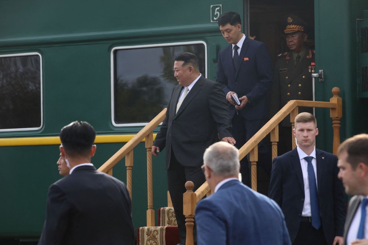 คิม จอง อึน เดินทางโดยรถไฟส่วนตัวกันกระสุนมาถึงเมือง Artyom ในภูมิภาคตะวันออกไกลของรัสเซีย เมื่อวันเสาร์ที่16  กันยายน 2566