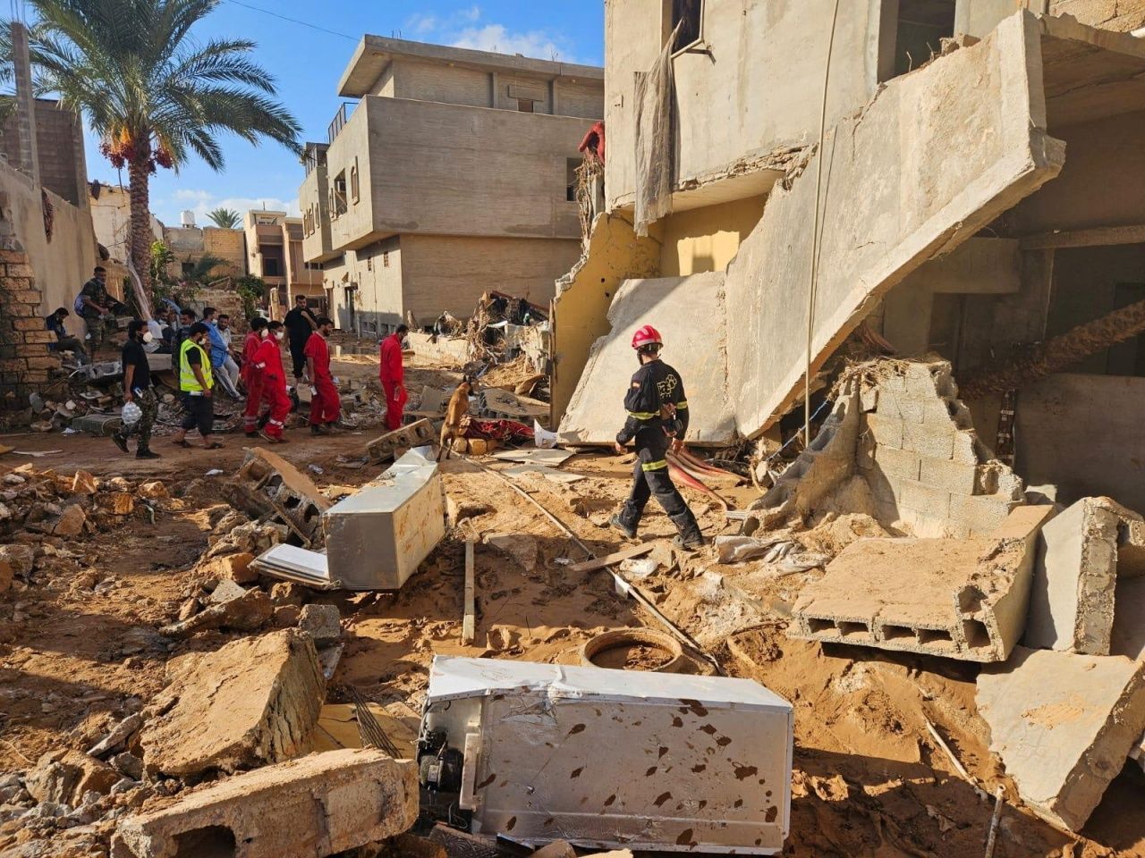 สภาพความเสียหายหลังมวลน้ำมหาศาลหลังเขื่อนสองแห่งแตก ซัดถล่มเมืองเดอร์นา ทำให้คาดว่ามีผู้เสียชีวิตเกินกว่า 10,000 ศพ 