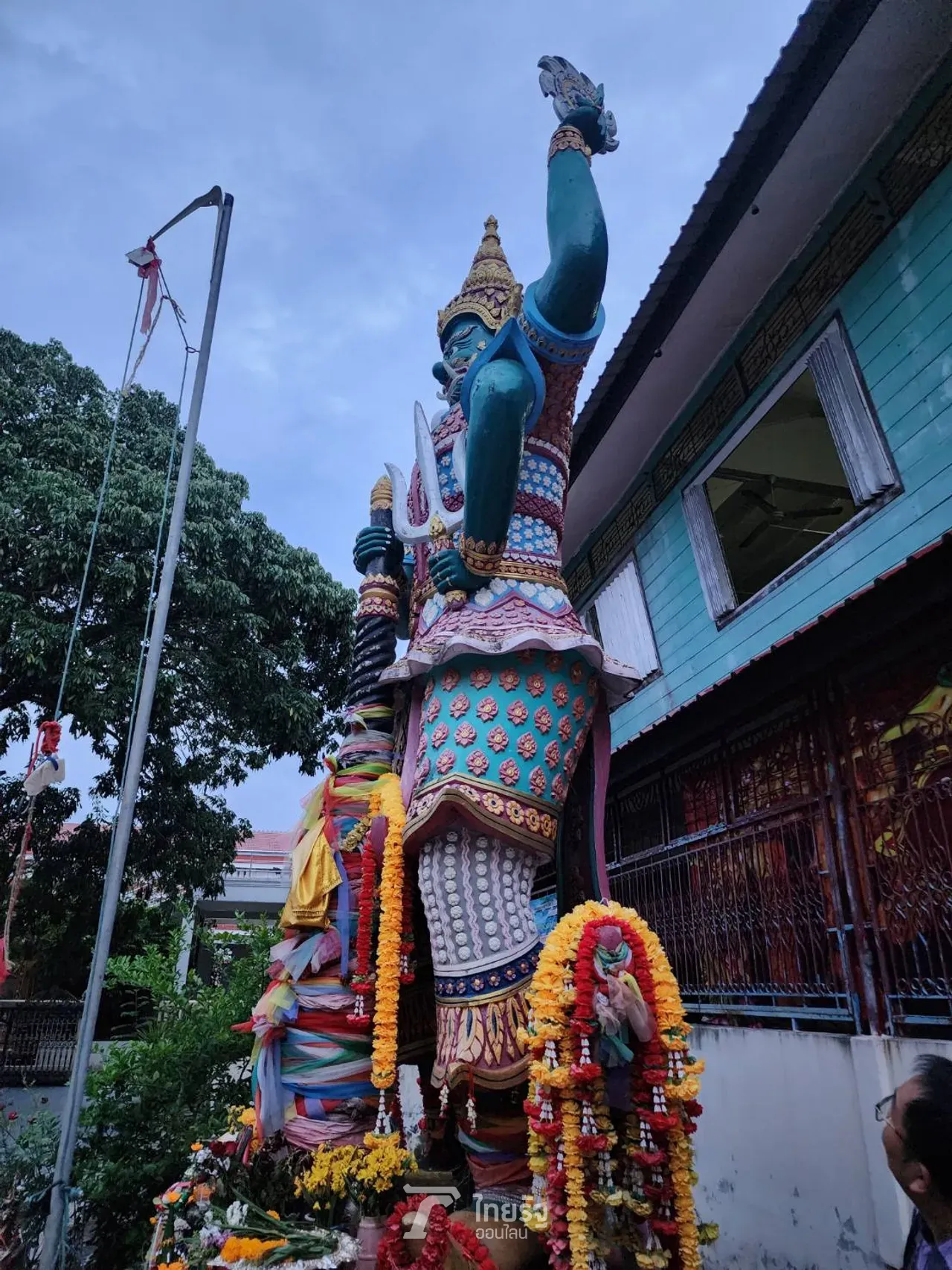 ท้าวเวสสุวรรณ 4 กร นักเสี่ยงโชคขอเลขเด็ด ดังถึงมาเลเซีย แห่งเดียวเมืองหาดใหญ่