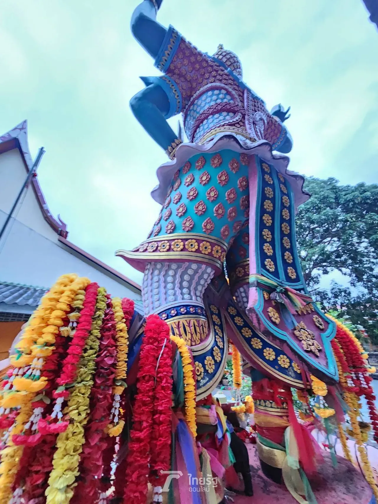 ท้าวเวสสุวรรณ 4 กร นักเสี่ยงโชคขอเลขเด็ด ดังถึงมาเลเซีย แห่งเดียวเมืองหาดใหญ่