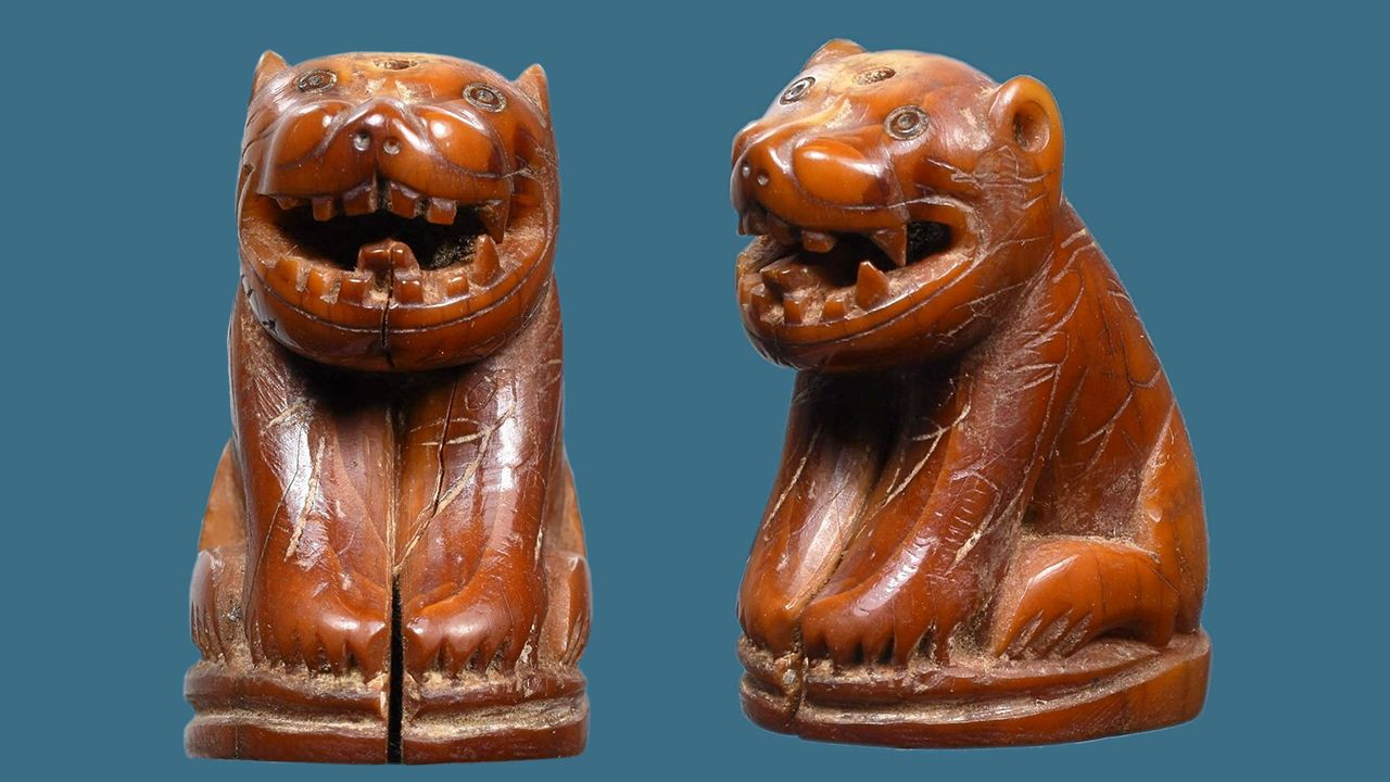 เขี้ยวเสือแกะ (อ้าปาก) หลวงพ่อปาน วัดคลองด่าน ของนิธิศ นนท์วราเวช.