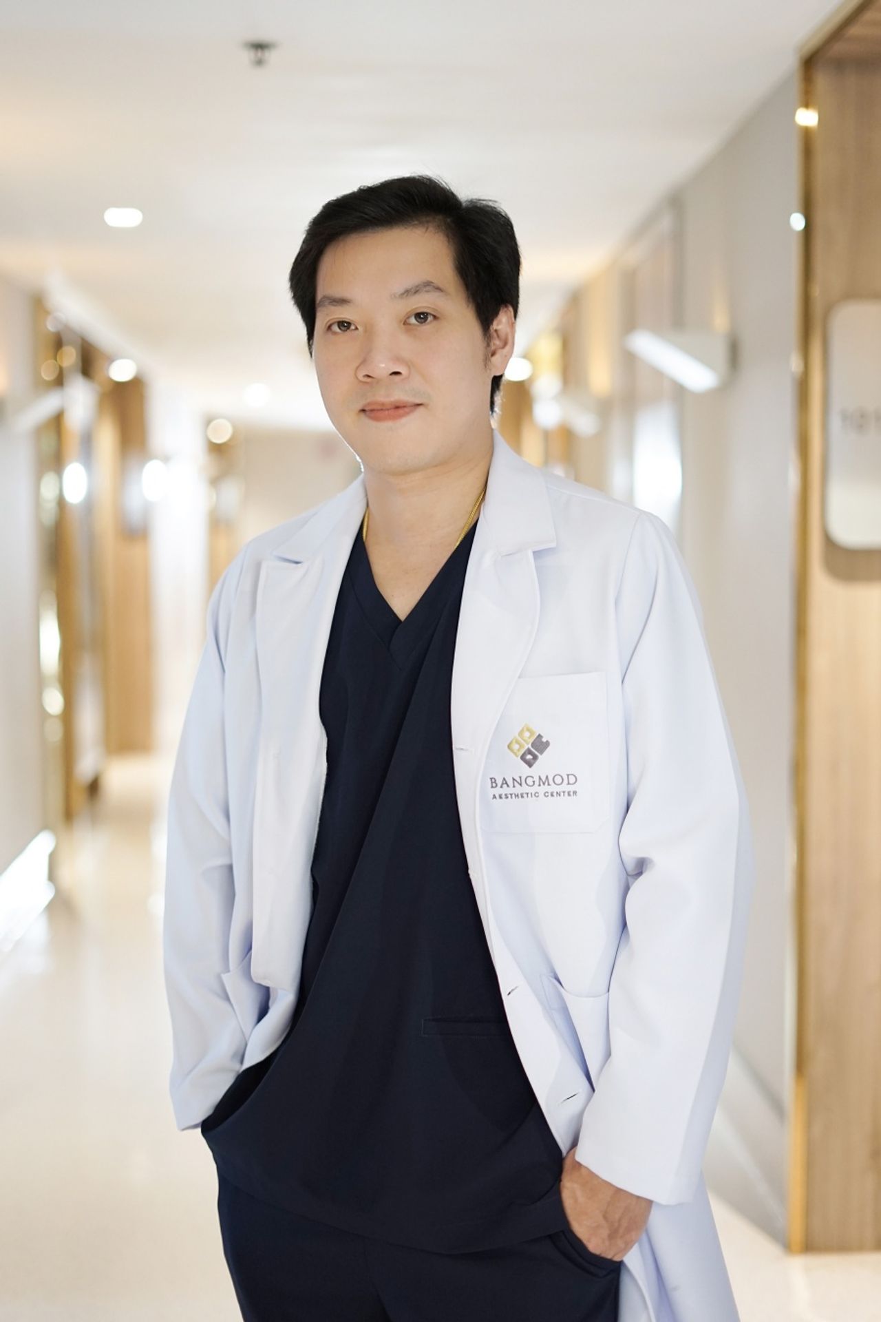 นพ.ธนัญชัย อัศดามงคล  แพทย์เฉพาะทางด้านศัลยกรรมตกแต่ง และผู้อำนวยการศูนย์ศัลยกรรมความงามโรงพยาบาลบางมด