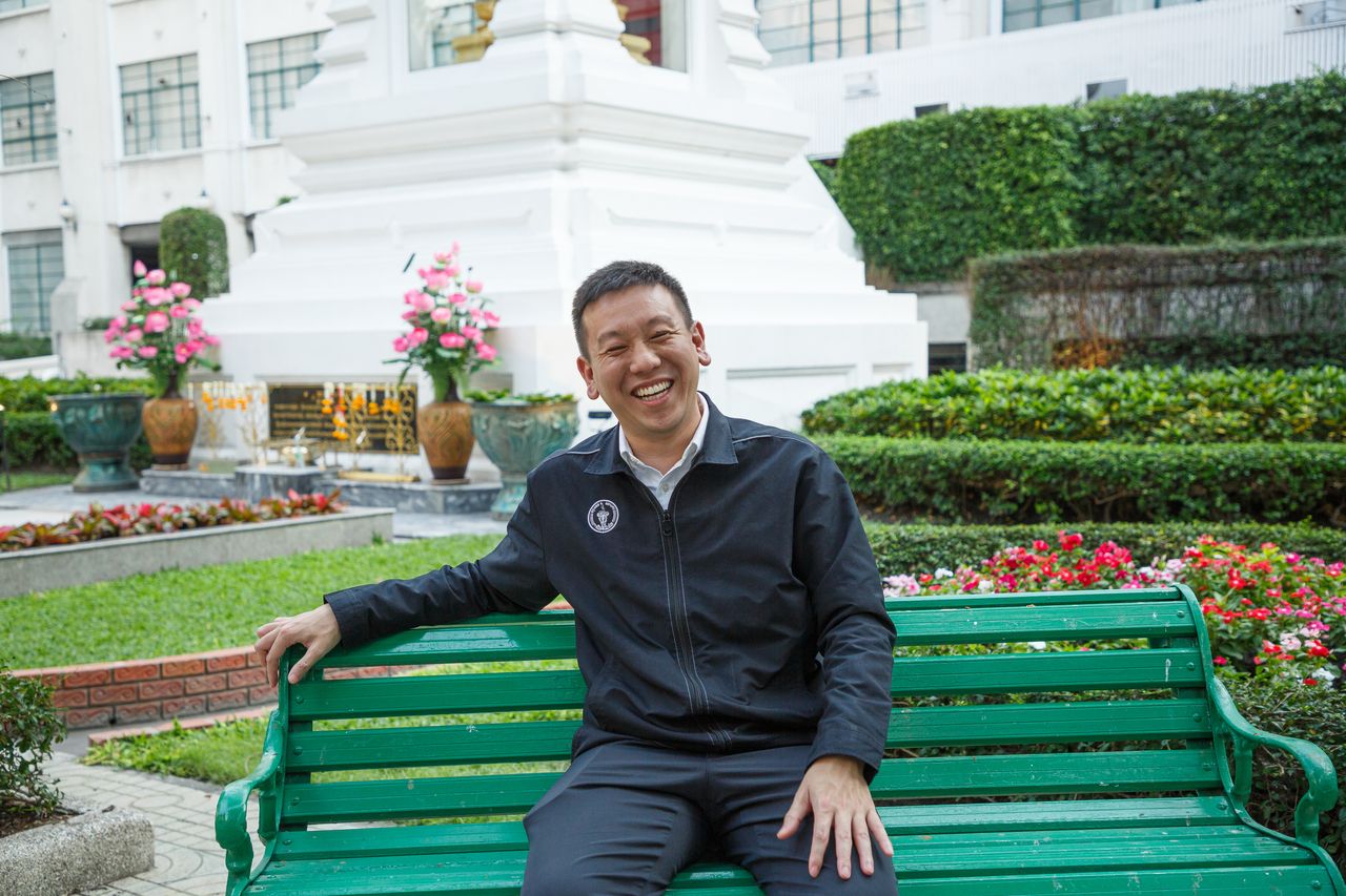 รองผู้ว่าฯ กทม. ศานนท์ หวังสร้างบุญ ในท่าทีที่ผ่อนคลายบริเวณสวนกลางของ ศาลาว่าการกรุงเทพมหานคร เสาชิงช้า ก่อนจะเริ่มบทสนทนาเรื่องของ พื้นที่สาธารณะกรุงเทพฯ ในอนาคต