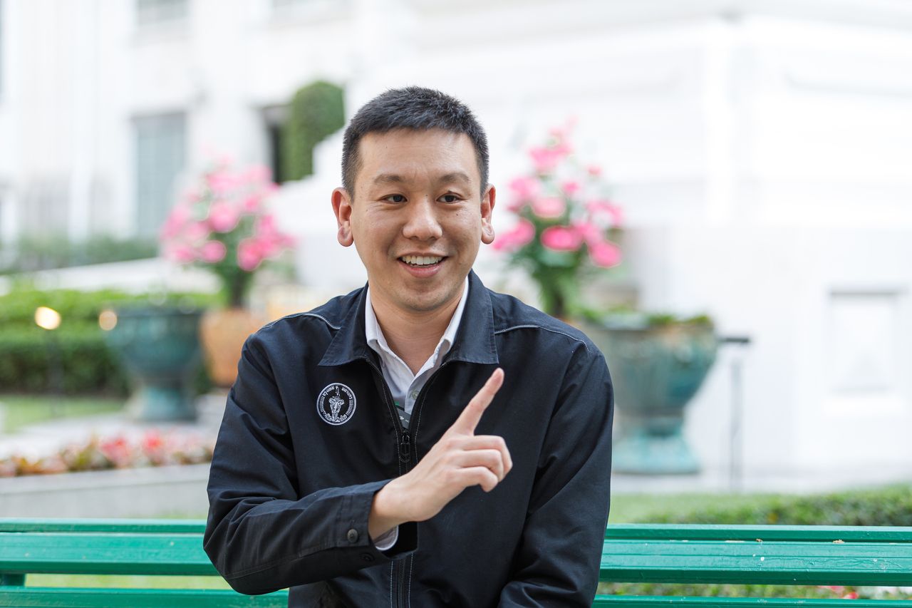 ศานนท์ หวังสร้างบุญ  รองผู้ว่าฯ กทม. ขณะกำลังเล่าถึงความเป็นมาของแผนงานปรับเปลี่ยน ศาลาว่าการกรุงเทพฯ เสาชิงช้า 