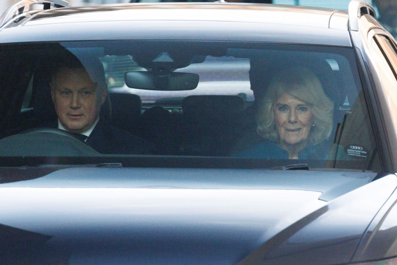 พระราชินีคามิลลาเสด็จฯเยี่ยมกษัตริย์ชาร์ลส์ ที่ 3 เมื่อวันอาทิตย์ที่ 28 มกราคม 2567 ขณะต้องทรงพักฟื้นที่โรงพยาบาลลอนดอน คลินิกในกรุงลอนดอน หลังทรงเข้ารับการผ่าตัดรักษาอาการต่อมลูกหมากโต