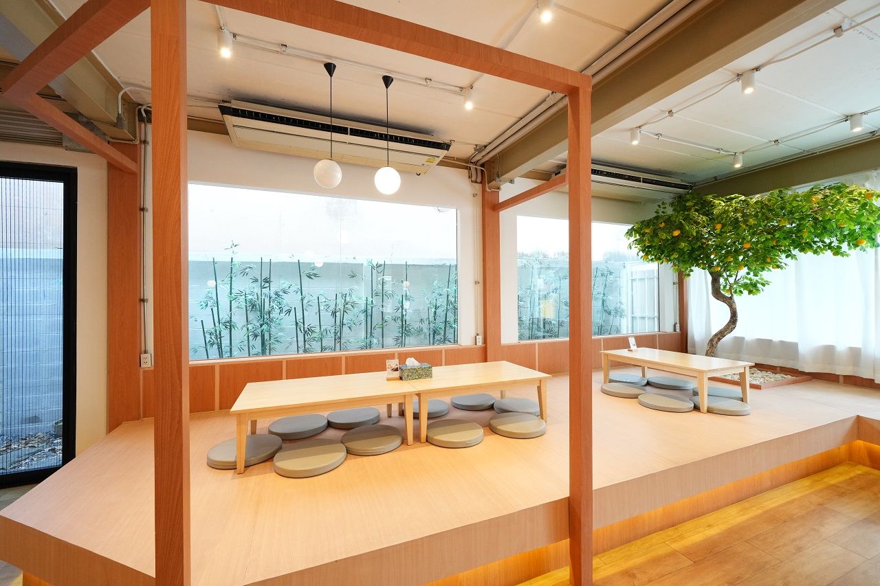 ภายในร้านยูซุ เฮาส์ฯ ตกแต่งในรูปแบบมินิมอลที่มีบรรยากาศอบอุ่นสไตล์ญี่ปุ่น (ภาพ Cheers Selection)