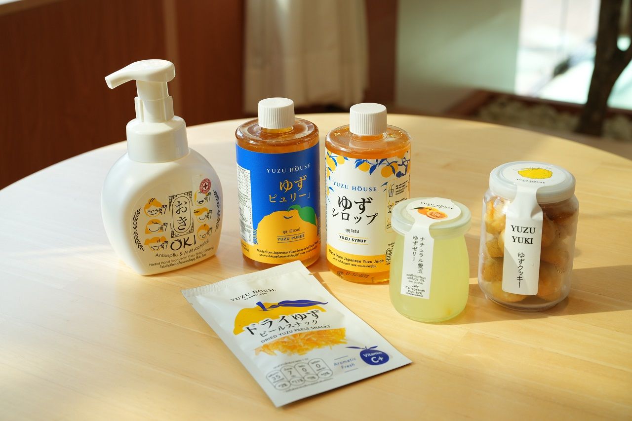 นอกจากเครื่องดื่ม ของหวาน และอาหารแล้ว ยูซุ เฮาส์ฯ ยังต่อยอดอยู่ในผลิตภัณ์ของใช้ต่างๆ อีกด้วย (ภาพ Cheers Selection)
