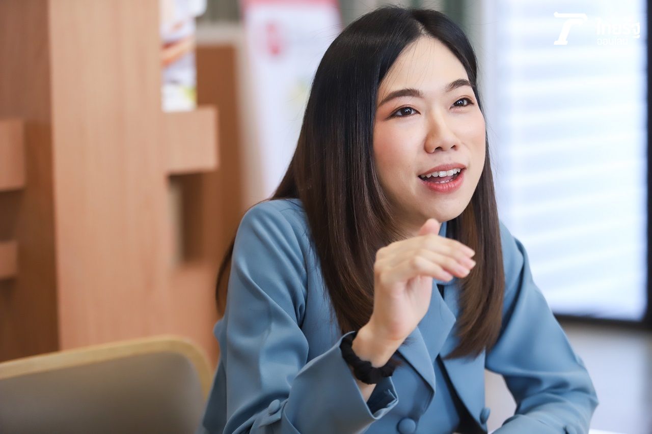 จอย-กมลมาลย์ วัสสันตชาติ เล่าถึงที่มาของการก่อตั้งแบรนด์ยูซุ เฮาส์ฯ ที่เริ่มต้นจากความรักในรสชาติที่เป็นเอกลักษณ์ของส้มยูซุ (ภาพ ศรันย์ พงษ์สวัสดิ์)