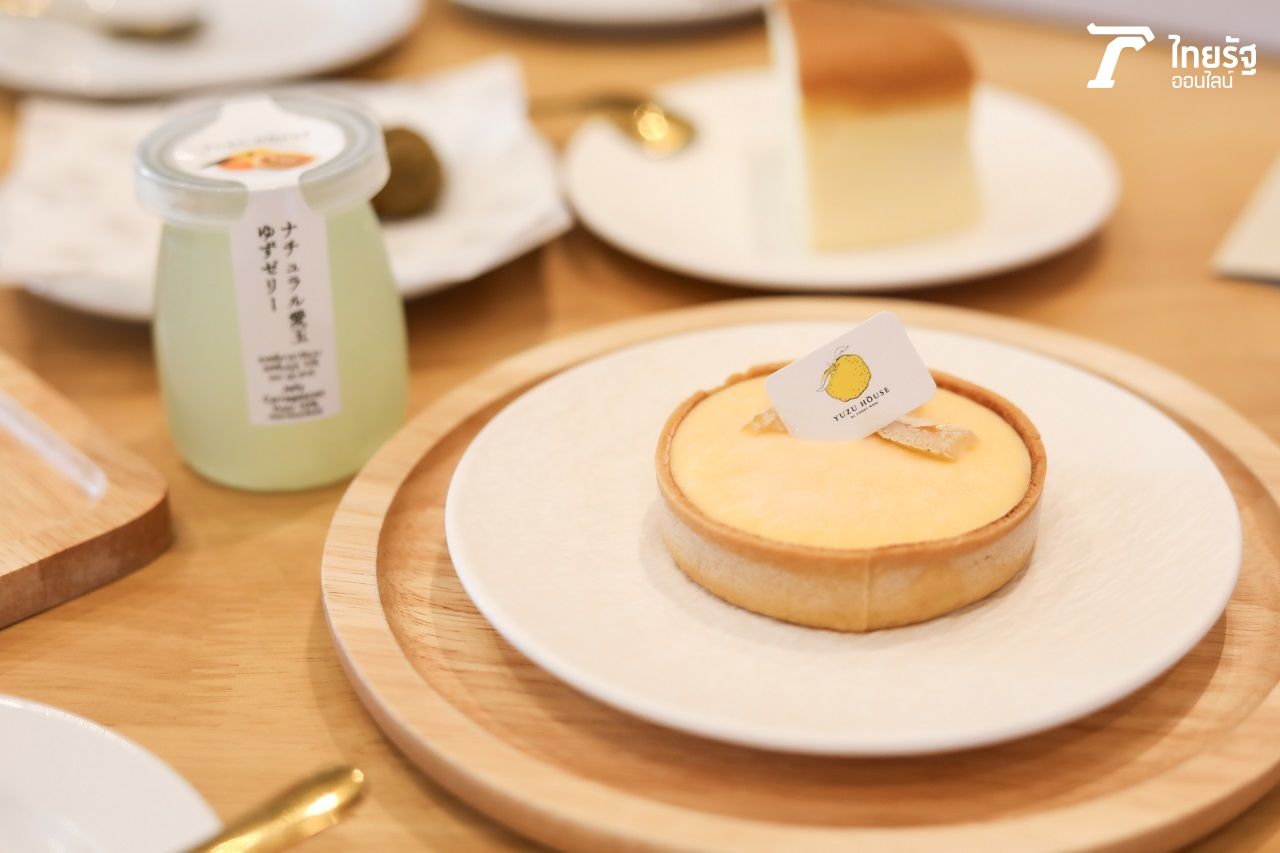 ภายในร้านยูซุ เฮาส์ฯ มีทั้งขนมหวาน และเครื่องดื่มหลายชนิด ที่มีส่วนผสมจากส้มยูซุทำให้รสชาติโดดเด่นและหอมอร่อยเป็นเอกลักษณ์ (ภาพ ศรันย์ พงษ์สวัสดิ์)