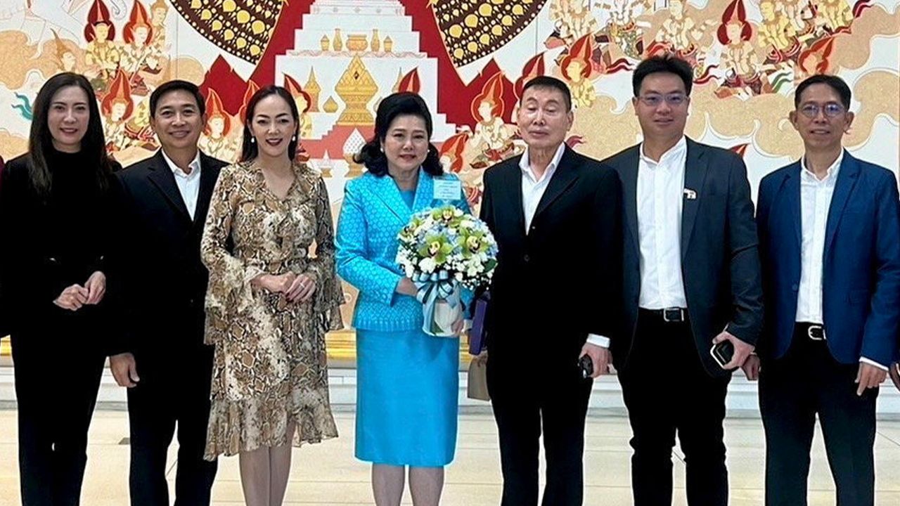 ดีใจด้วย พล.อ.นพ.ประจักษ์ บุญจิตต์พิมล, วีรพล ยิ้มสินสมบูรณ์, นพดล ยุทธศิลป์ และเทอดศักดิ์ คุณาประเสริฐ พร้อมเพื่อน วบส.รุ่น 6 มาร่วมแสดงความยินดีแก่ ลาลีวรรณ กาญจนจารี ในโอกาสได้เป็นผู้ช่วยรัฐมนตรีประจำกระทรวงวัฒนธรรม ที่กระทรวงวัฒนธรรม วันก่อน.