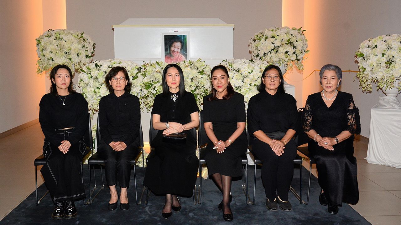 ปลายทางชีวิต อรพรรณ วัชรพล เป็นประธานในพิธีสวดพระอภิธรรมศพ กนกวรรณ เทพหัสดิน ณ อยุธยา มารดาของ มณีนุช เสมรสุต โดยมี อรวรรณ พรสกุลไพศาล, ศันสนีย์ ชินะนวรัตน์, กรกช โรจนะโชติกุล และ กันยารัตน์ ติยะพรไชย มาร่วมในพิธีด้วย ที่วัดธาตุทอง วันก่อน.