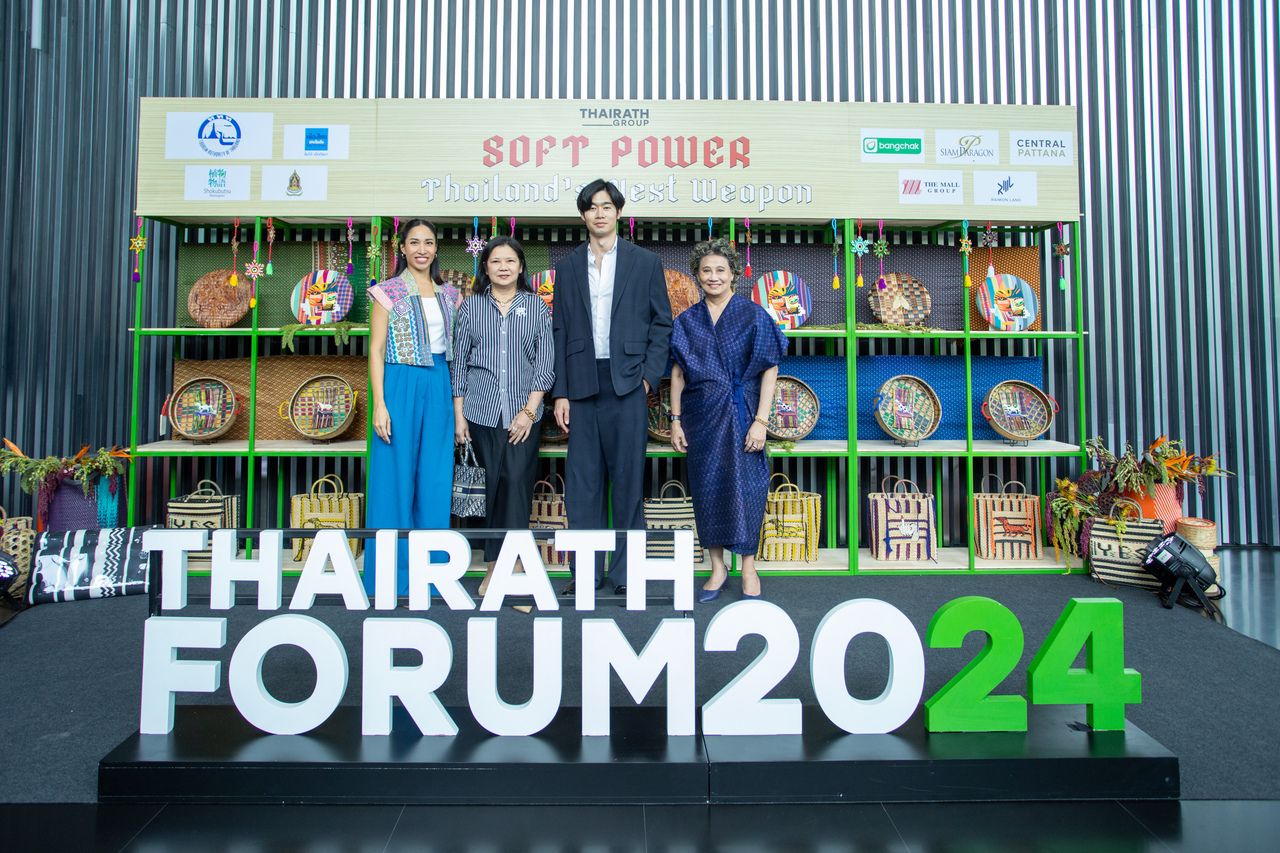 โจ จิรพิสิษฐ์ รุจน์เจริญ (คนที่สองจากด้านขวา) ประธาน YEC (Young Entrepreneur Chamber of Commerce) หอการค้าจังหวัดนครราชสีมา ได้มาร่วมเป็นส่วนหนึ่งในงานสัมมนา “Thairath Forum Soft Power Thailand’s Next Weapon” ซอฟต์พาวเวอร์แบบไม่ซอฟต์ ในวันที่ 24 มกราคม 2567 