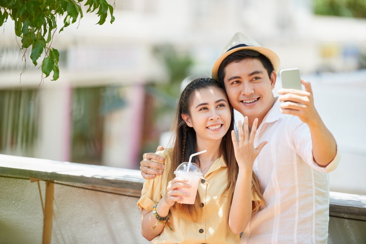 งานวิจัยปี 2015 จาก Journal of Marriage and Family ยังตอกย้ำว่า รักต่างวัยส่วนใหญ่ยืนยาวอย่างน้อย 2 ปี และหลายคู่ก็ลงเอยด้วยการแต่งงาน (ภาพจาก iStock)