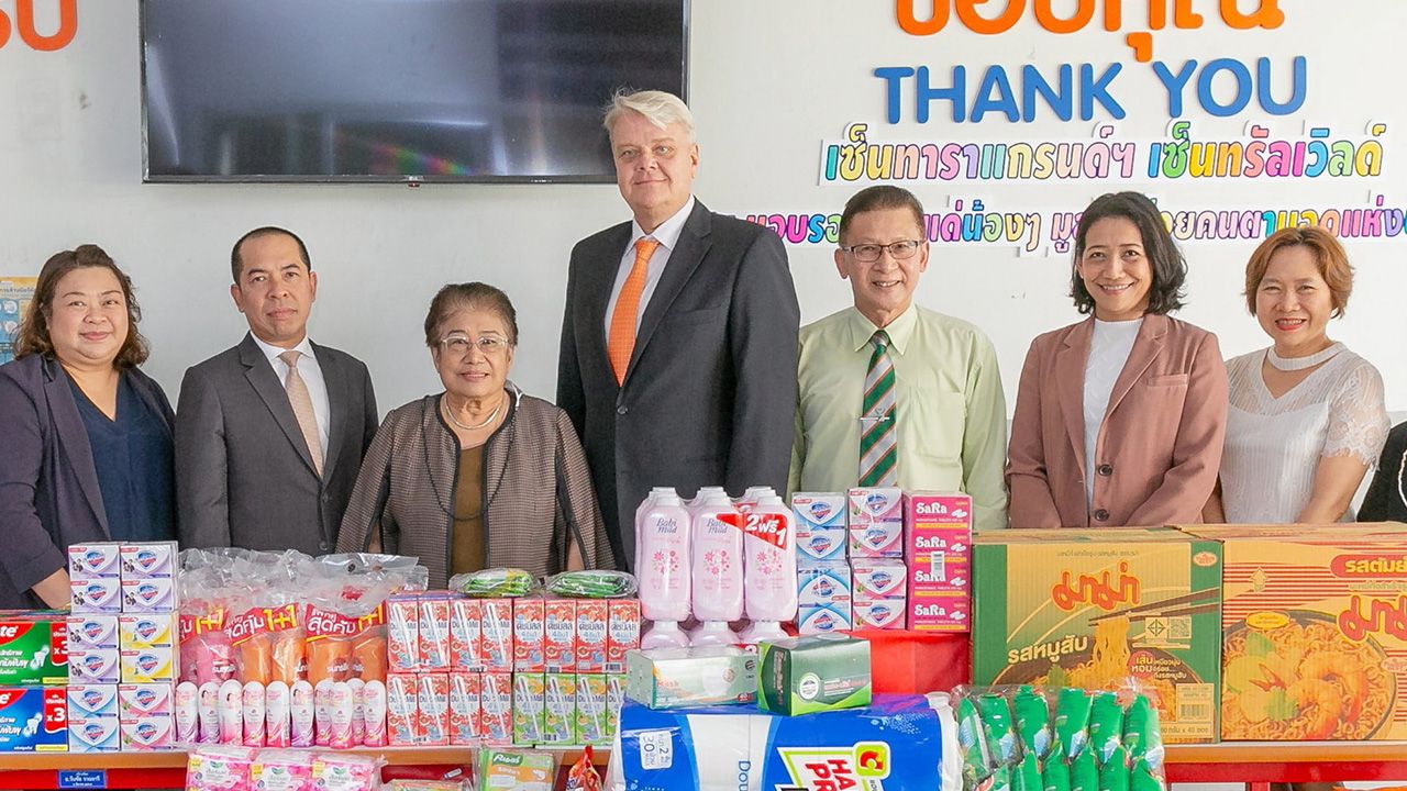 เพื่อวันเด็ก โรเบิร์ต เมาเรอร์ เลิฟเลอร์ รองประธานโรงแรมและรีสอร์ตในเครือเซ็นทาราจัดงานเลี้ยงอาหารกลางวันพร้อมมอบเครื่องอุปโภคบริโภค ในโอกาสวันเด็กแห่งชาติ โดยมี เสาวณี สุวรรณชีพ และ อรรณพ แก้วพุฒตาล มาร่วมในพิธีด้วย ที่มูลนิธิช่วยคนตาบอด วันก่อน.