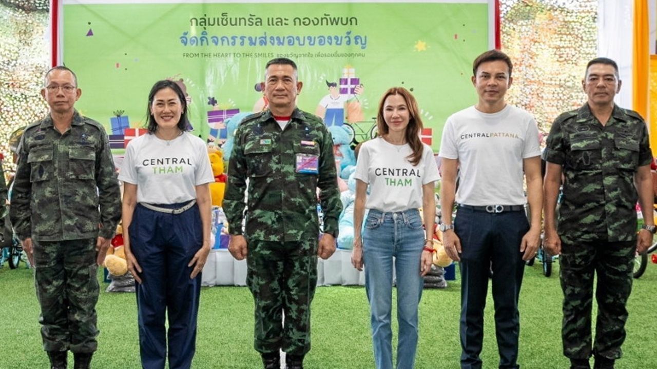 ให้ของขวัญ พล.อ.เจริญชัย หินเธาว์, บุษบา จิราธิวัฒน์ และ สมกมล จิราธิวัฒน์ ส่งมอบของขวัญในโครงการ มิลเลี่ยนกิฟท์ มิลเลี่ยนสมายล์ ปีที่ 14 ของกลุ่มเซ็นทรัลให้เด็กในจังหวัดชายแดนใต้ โดยมี พล.ท.ศานติ ศกุนตนาค มาร่วมในพิธีด้วย ที่ค่ายสิรินธร จ.ปัตตานี วันก่อน.