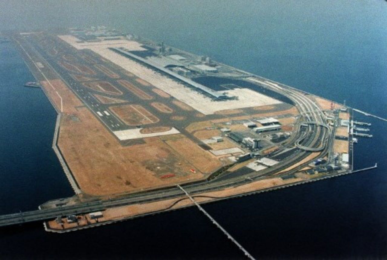 สนามบินคันไซ สร้างขึ้นบนเกาะเทียมจากการถมทะเล กลางอ่าวโอซากา ในเขตจังหวัดโอซากา ประเทศญี่ปุ่น โดยมีการเปิดใช้งานสนามบินครั้งแรกในปี 2537