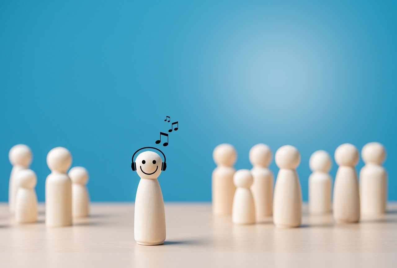 แม้ว่าคนอินโทรเวิร์ตจะเป็นคนรักความสันโดษและชอบเก็บตัว แต่ไม่ใช่คนหยิ่งหรือเข้าสังคมไม่ได้ (ภาพจาก iStock)