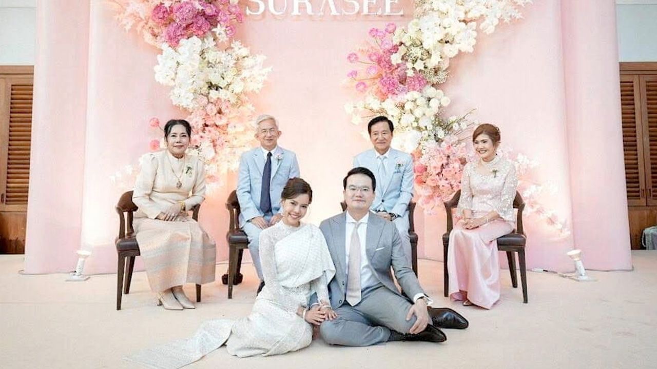 คู่รักคู่เหมาะสม สุรสิทธิ์–สุชาดา ทองจันทร์ และ สุรเชษฐ์–จุรีรัตน์ สิริพิพัฒน์ จัดพิธีหมั้นระหว่างลูกชาย สุรสีห์ ทองจันทร์ กับลูกสาว ฐิตาภา สิริพิพัฒน์ ท่ามกลางความปลื้มปีติของบรรดาผู้มาร่วมอวยพรในบรรยากาศของความชื่นมื่น ที่ The House on Sathorn วันก่อน.