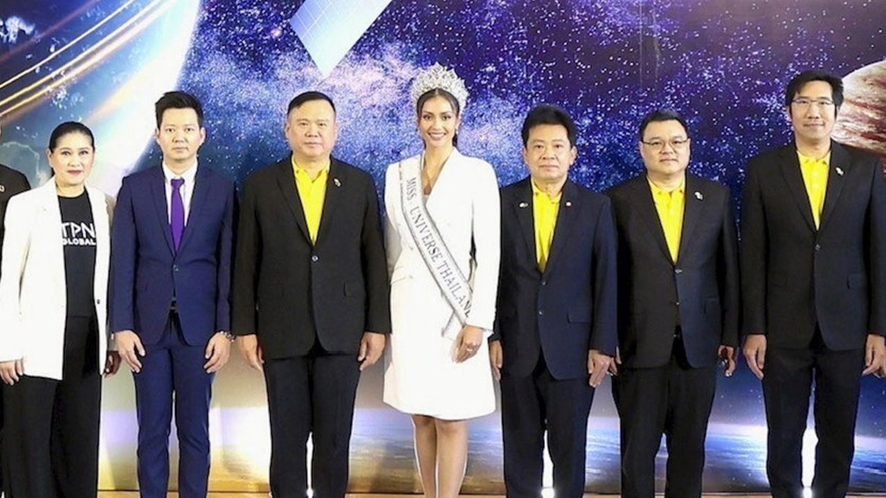 3 ขวบ สุทธิเกียรติ วีระกิจพานิช ที่ปรึกษา รมว.ดีอีเอส มาร่วมแสดงความยินดีในโอกาสครบรอบ 3 ปี บริษัทโทรคมนาคมแห่งชาติ โดยมี ณัฐพล ณัฏฐสมบูรณ์, ยอดฉัตร ตสาริกา, จรัสฤทธิ์ จันทรสุรินทร์ และ แอนโทเนีย โพซิ้ว มาร่วมงานด้วย ที่สำนักงานใหญ่ บริษัทโทรคมนาคมแห่งชาติ วันก่อน.