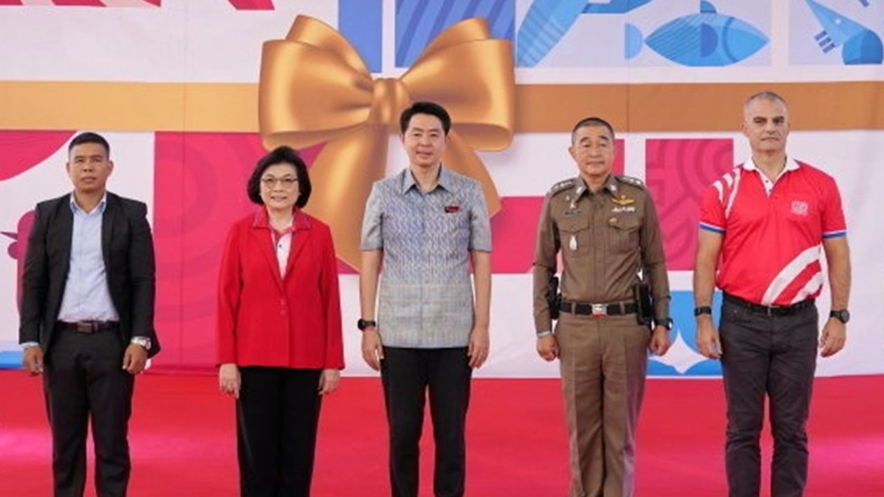 ครบเครื่อง - สุชาดา อิทธิจารุกุล และ ปรเมศวร์ งามพิเชษฐ์ เป็นประธานเปิด “โก โฮลเซลล์” สาขาพัทยาใต้ ศูนย์ค้าส่งวัตถุดิบอาหารเพื่อผู้ประกอบการ พร้อมคัดสรรสินค้าอุปโภคบริโภคคุณภาพดีให้ลูกค้า โดยมี วินัย อินทร์พิทักษ์ มาร่วมงานด้วย ที่ อ.บางละมุง จ.ชลบุรี วันก่อน.