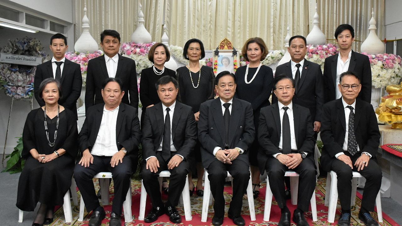 ปลายทางชีวิต - รศ.ดร.มนตรี โสคติยานุรักษ์ เป็นประธานในพิธีสวดพระอภิธรรมศพ เจริญ พงศ์พิจิตร มารดา ภัทรภร วรรณภิญโญ โดยมี ดร.เกรียงศักดิ์ เทพผดุงพร, ถกลเกียรติ วีรวรรณ, ดร.สุพงษ์ ลิ้มธนากุล และ สาวิตรี โสภณพนิช มาร่วมในพิธีด้วย ที่วัดธาตุทอง วันก่อน.