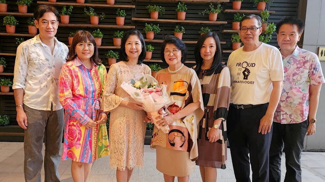 ปลื้มใจ - พญ.ปรียา กุลละวณิชย์ จัดงานเลี้ยงแสดงความยินดีให้ ศ.พญ.กนกวลัย กุลทนันทน์ ในโอกาสได้รับรางวัลสมเด็จพระวันรัต ของแพทยสมาคม โดยมี พล.อ.ต.นพ.สิริวัฒน์ ภัทรากาญจน์, นพ.เวสารัช เวสสโกวิท และ พญ.สุวิรากร ธรรมศักดิ์ มาร่วมปลื้มด้วย ที่โรงแรมโซฟิเทล วันก่อน.