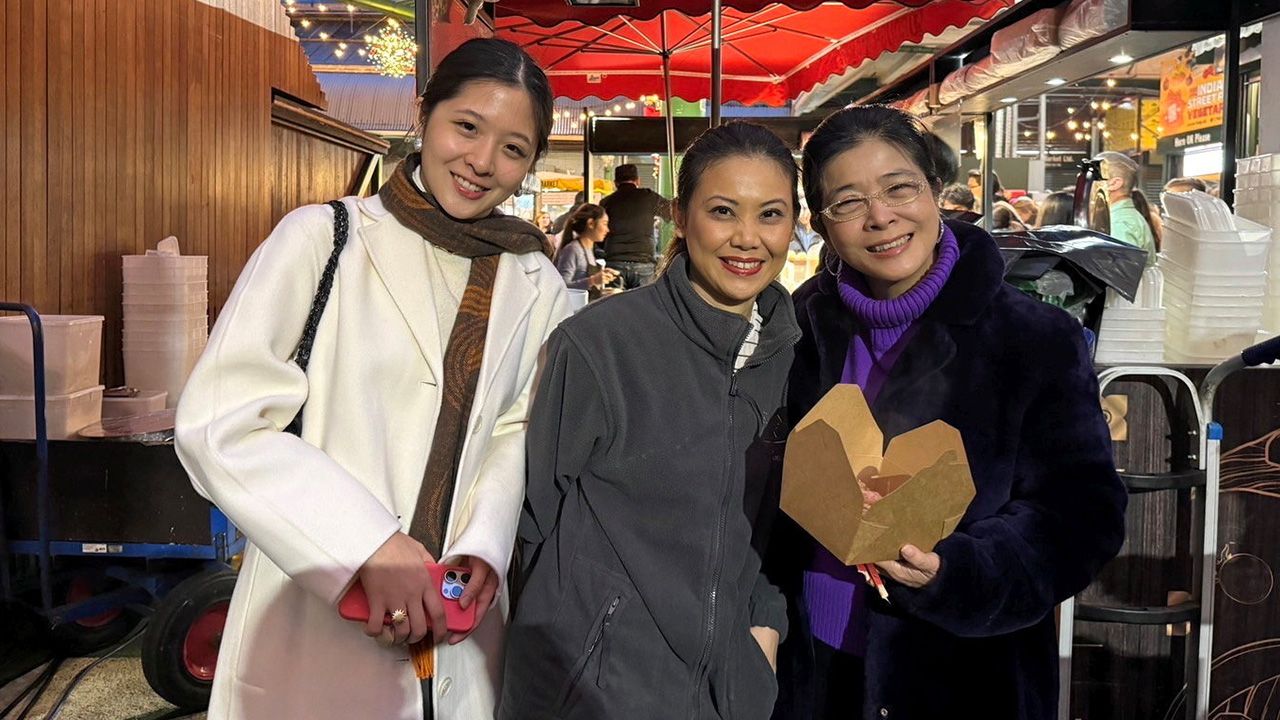 ขายดี คุณหญิงสุดารัตน์ เกยุราพันธุ์ แวะไปอุดหนุนและรับประทานอาหาร ที่ร้าน “รายา” ของ นิว-วรวรรณ คามันส์ ที่ตลาดโบโร่ กรุงลอนดอน ประเทศอังกฤษ ซึ่งเป็นร้านที่ผัดไทย และขนมครกขายดีมาก.