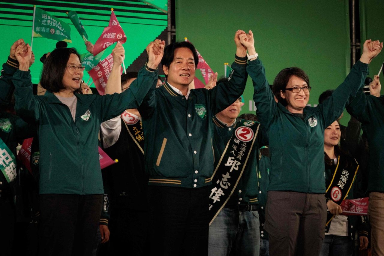 ประธานาธิบดีไช่ อิงเหวิน(ซ้ายสุด) และนายวิลเลียม ไล่ ชิงเต๋อ รองประธานาธิบดีคนปัจจุบัน ผู้สมัครของพรรครัฐบาล 'ประชาธิปไตยก้าวหน้า' (DPP)  ขึ้นเวทีหาเสียงเลือกตั้งประธานาธิบดีคนใหม่ของไต้หวัน